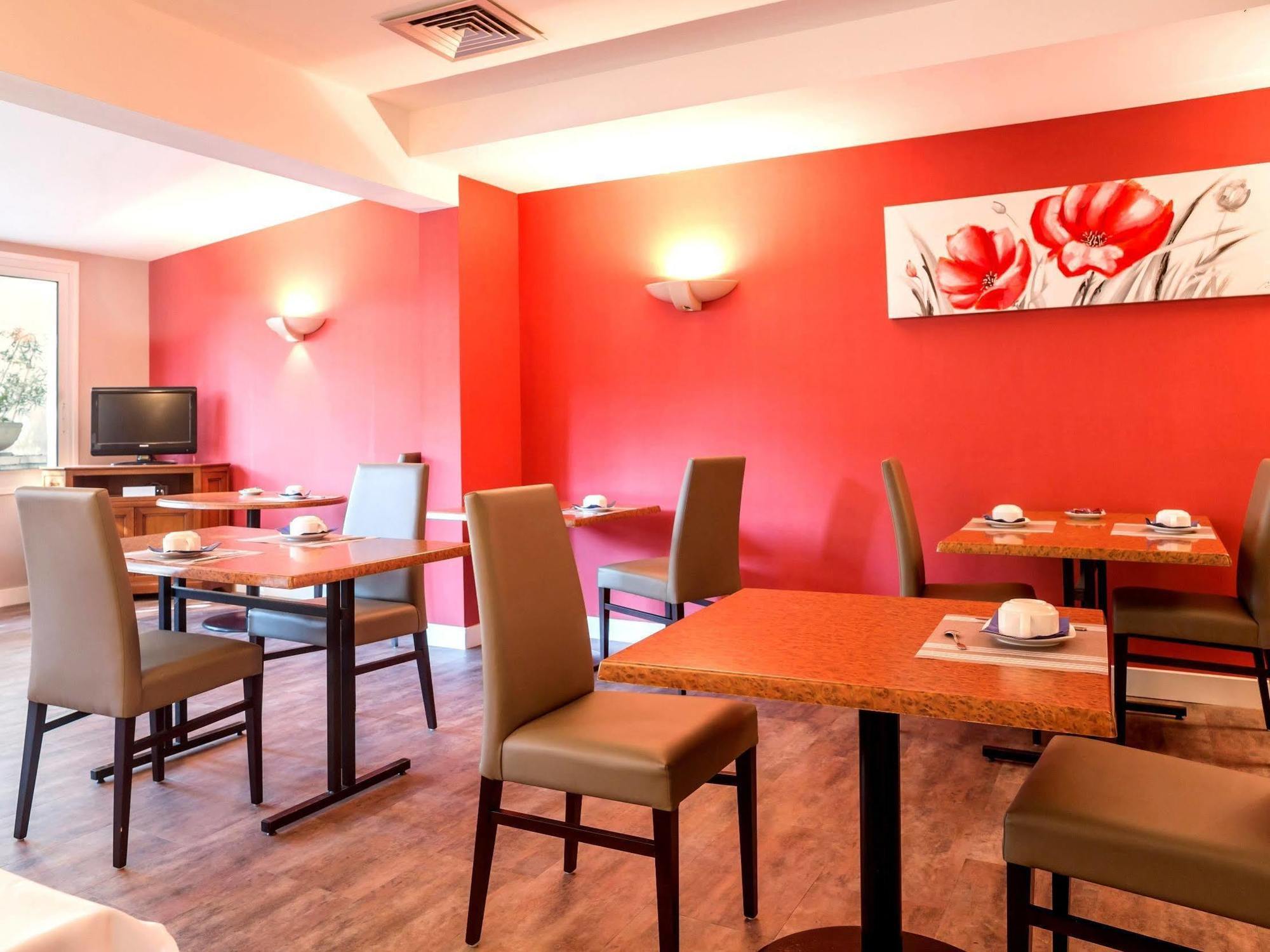 Hotel Restaurant La Boule D'Or Barbezieux-Saint-Hilaire Exteriör bild