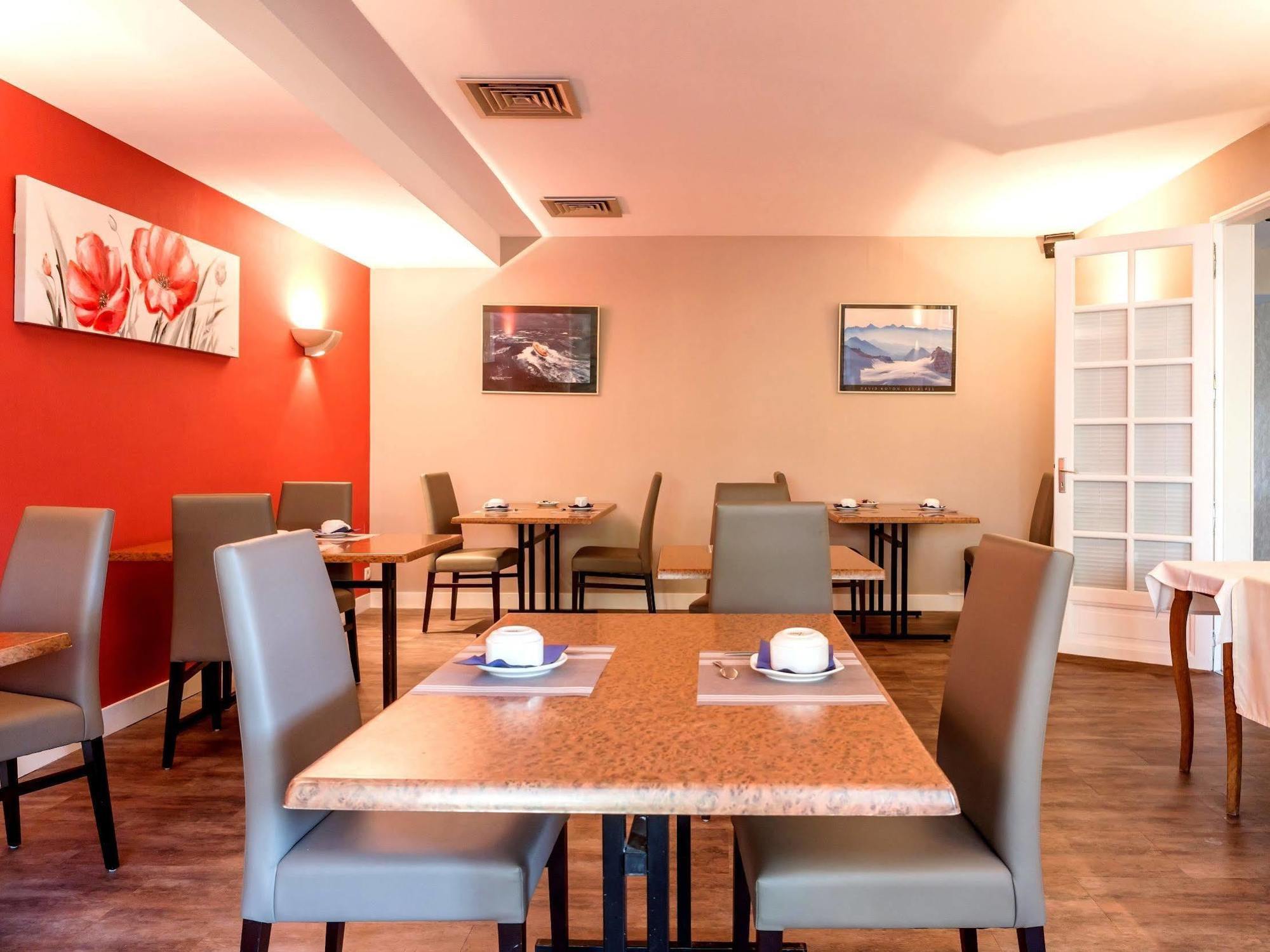 Hotel Restaurant La Boule D'Or Barbezieux-Saint-Hilaire Exteriör bild