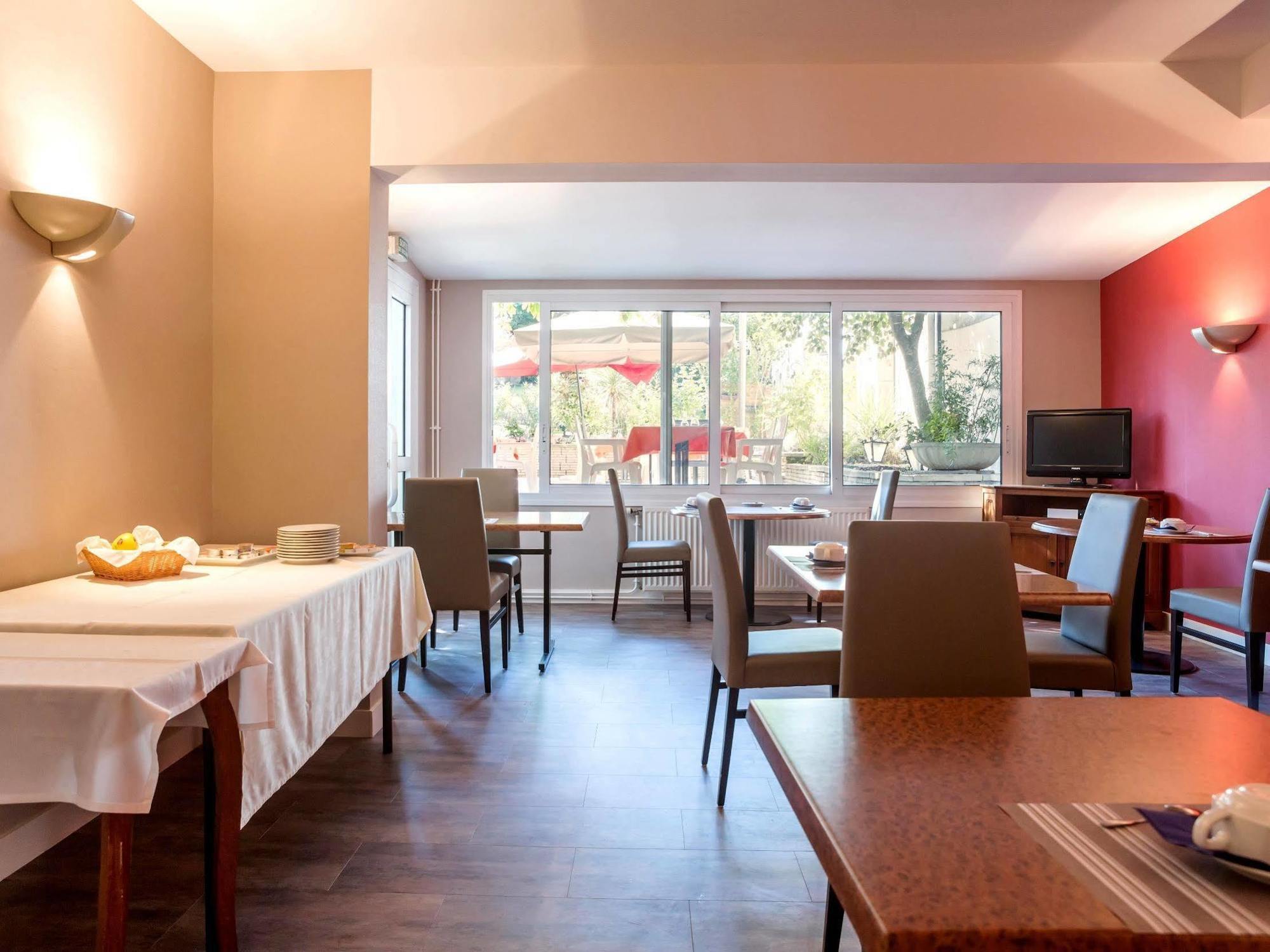 Hotel Restaurant La Boule D'Or Barbezieux-Saint-Hilaire Exteriör bild