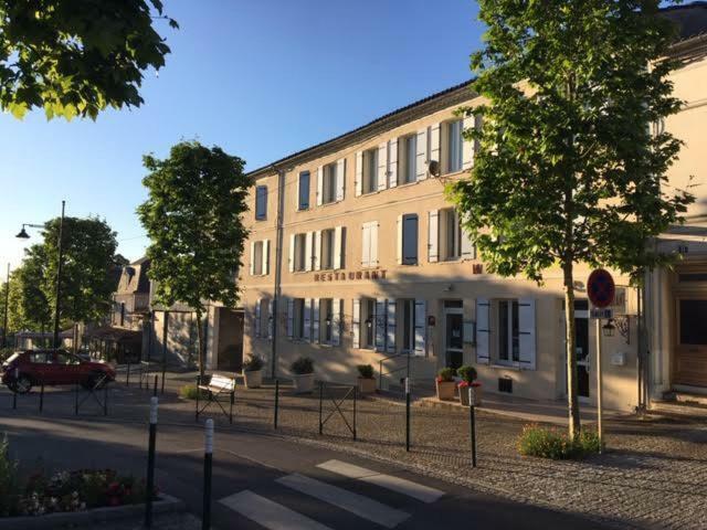 Hotel Restaurant La Boule D'Or Barbezieux-Saint-Hilaire Exteriör bild